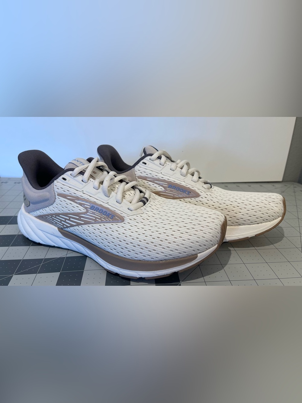 Brooks Anthem 6 Women’s 8 B Running Shoes Coconut Portabella Iris 1204031B131